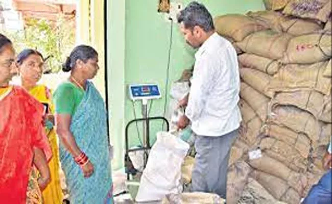 Fraud In Ration Shop In Adilabad - Sakshi