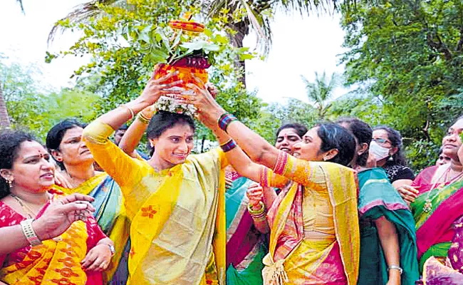 YSR Telangana Party YS Sharmila Celebrated Bonalu Festival - Sakshi