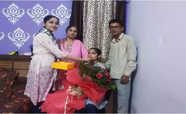 Auto Driver Daughter Scores 98 Percentage In Inter - Sakshi