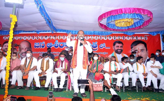 BJP Leader Bandi Sanjay Comment On CM KCR In Nalgonda - Sakshi