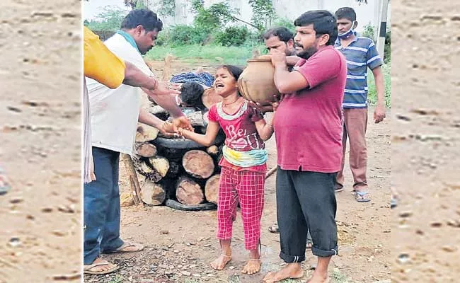 Daughter Did Fathers Last Rites In Bhadradri Kothagudem - Sakshi