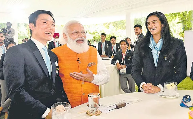 PV Sindhu Eats Ice Cream With PM Modi - Sakshi