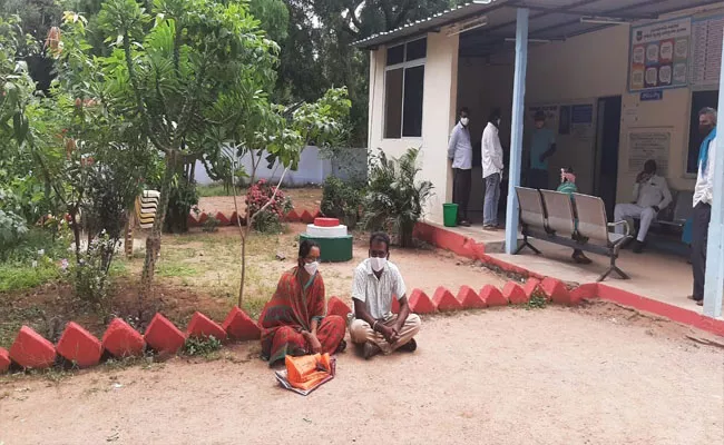 Couple Strike Infront Of Police Station In Karimnagar - Sakshi