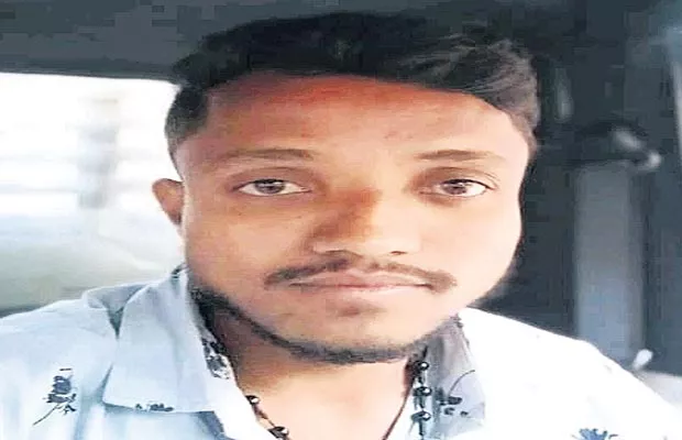 Young Man Poured Petrol On Girlfriend In Vijayanagara District - Sakshi