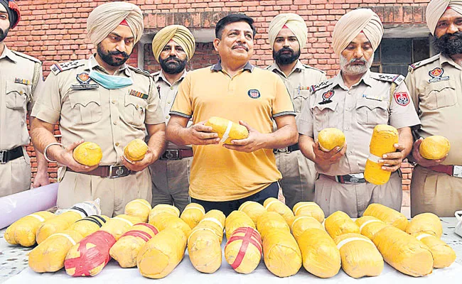 Heroin Worth 200 Crore Recovered Near International Border In Amritsar - Sakshi