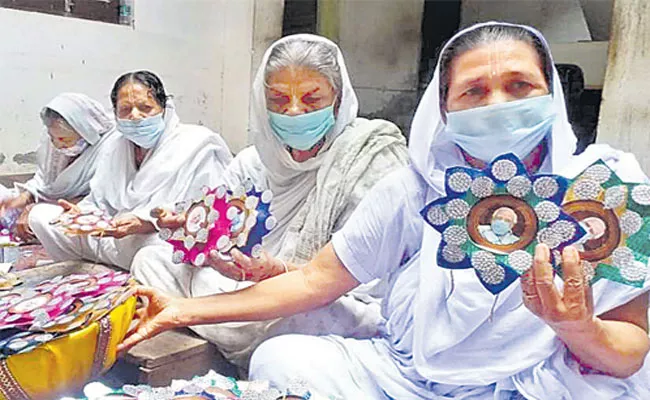 Raksha Bandhan Vrindavan Widows Send 251 Rakhi To Pm Narendra Modi - Sakshi