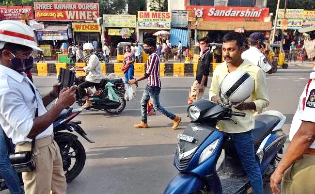 Hyderabad Traffic Police Says Challan Pending People Vehicle May Be Seized - Sakshi