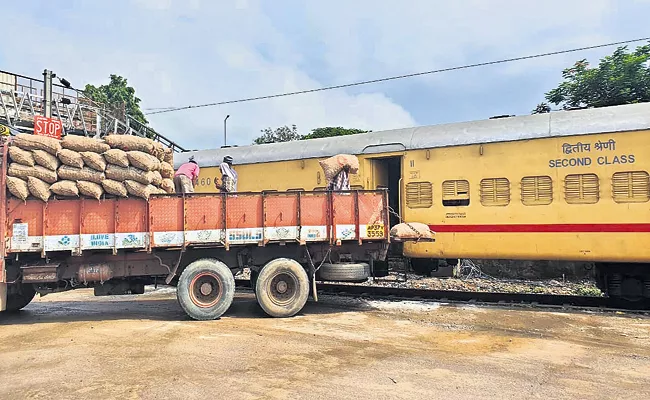 Kisan train from Thadepalligudem to Bengal - Sakshi