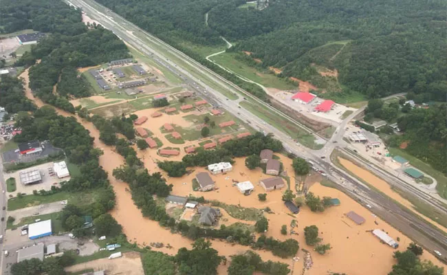 Heavy Rain At USA Tennessee Twenty Two Members Deceased - Sakshi