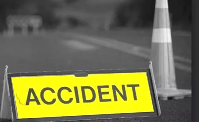 Road Accident In Warangal Atmakur Mandal - Sakshi