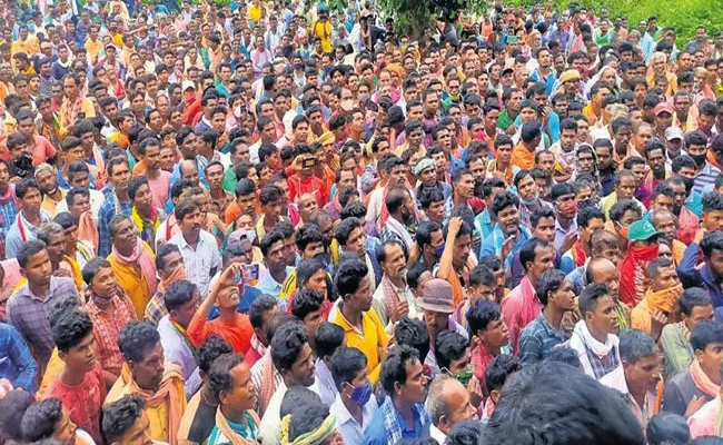 Farmers Hold Protest For Fertilizer In Odisha At Rayagada - Sakshi