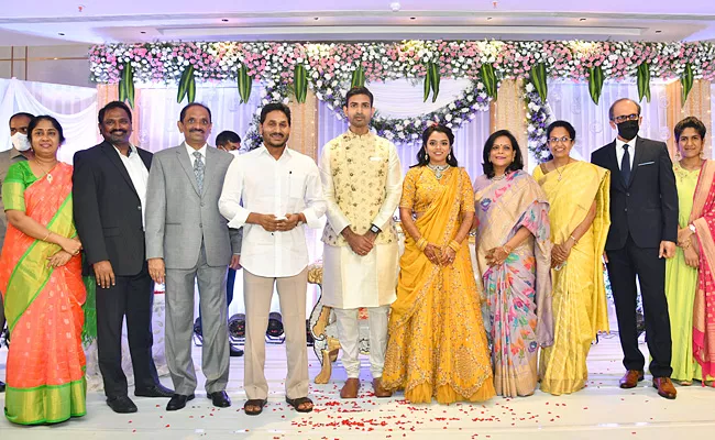 CM YS Jagan Attends Vijayawada CP Battina Srinivas Daughter Reception - Sakshi