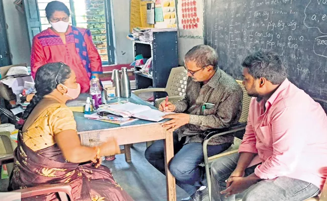 Lizard fell in mid day meal in government school - Sakshi