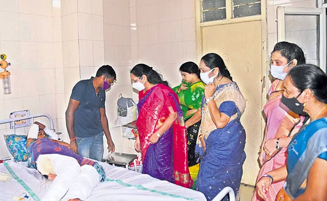 Vasireddy Padma visits petrol attack victims - Sakshi