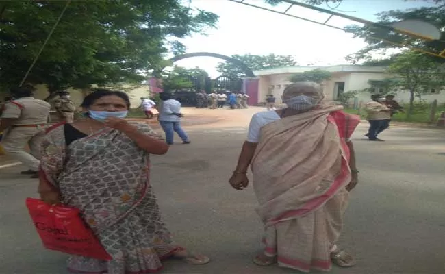 Govt Officers Negligence In Identification Of Home Space Boundaries In AP At Anantapur - Sakshi