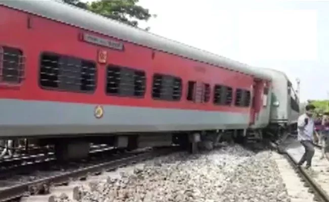 Guwahati Howrah Special Express Train Derails In Assam - Sakshi