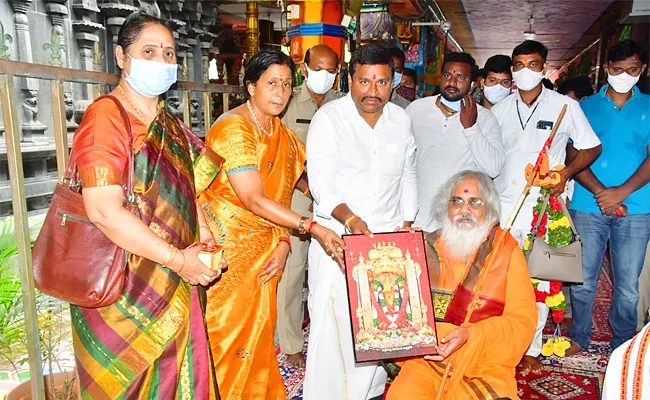 Sri Kamalananda Bharathi Swamy Visits Vijayawada Kanakadurga Temple - Sakshi