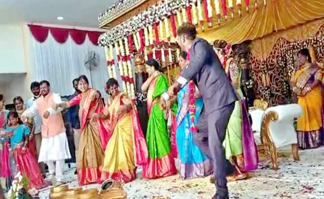 TRS MP Maloth Kavitha Bullet Bandi Dance Video Became Viral Mahabubabad - Sakshi