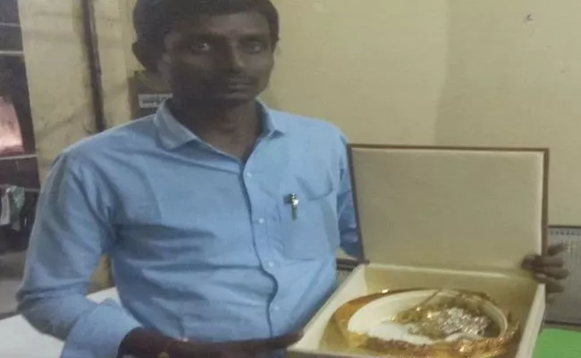 Customer Complaint On Dcc Bank Staff For Gave Fake Gold In Adoni - Sakshi