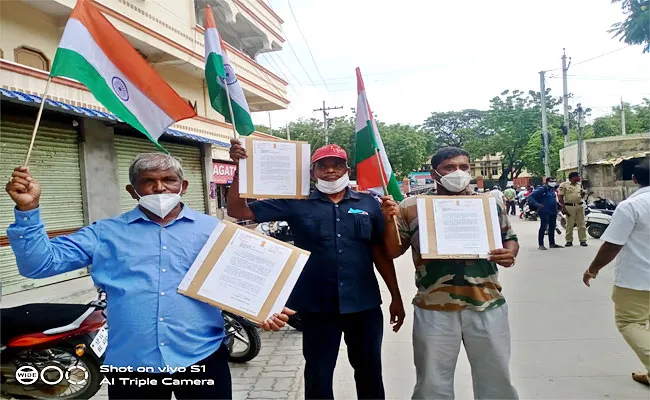 Formar Army Employess Protest About CM KCR Meeting In Karimnagar - Sakshi