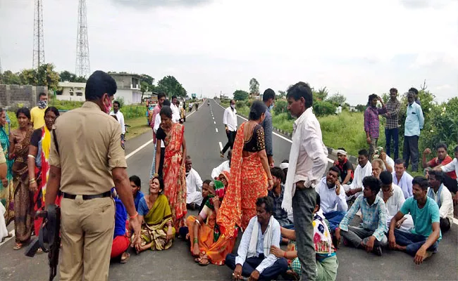 Married Woman Suicide Tragedy In Adilabad - Sakshi