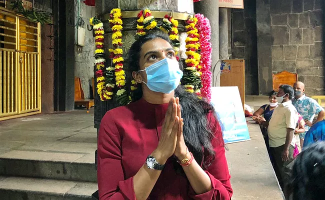 Pv Sindhu Visit Simhadri Appanna Temple In Visakhapatnam - Sakshi