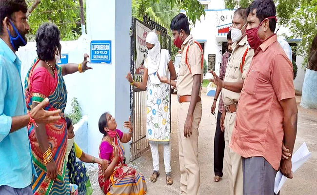 Sub Inspector Harsh Behaviour On Woman In Karimnagar - Sakshi