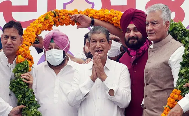 Rawat meets Rahul Gandhi amid ongoing tussle between Punjab CM, Navjot Singh Sidhu - Sakshi