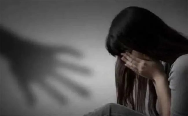 Government Hospital Contract Employee Molested On Womans In Karimnagar - Sakshi