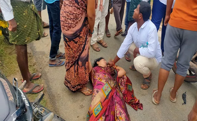 Road Accident At Prakasam district, New bride Got Injuries - Sakshi