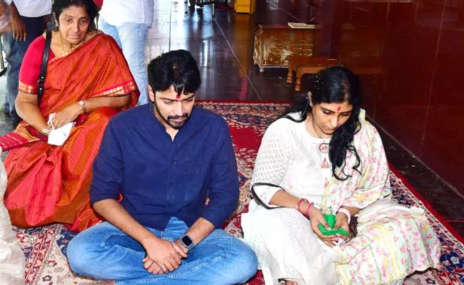 Actor Allari Naresh Visited Viayawada Kanakadurga Temple With Her Wife - Sakshi