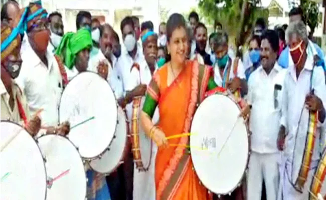 Nagiri YSRCP MLA RK Roja Beats Drum At Puttur Municipality Office - Sakshi