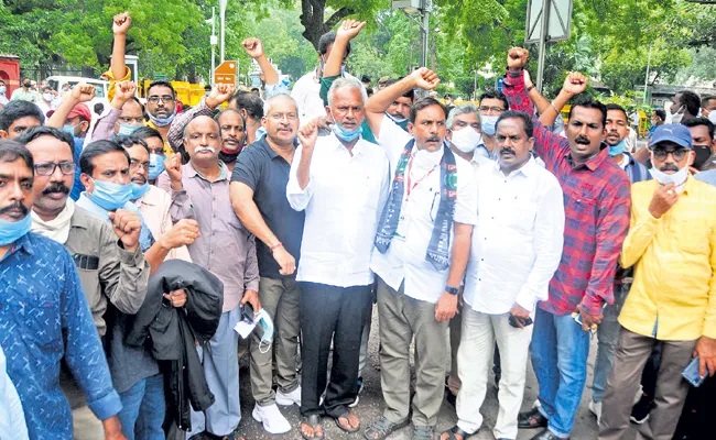 Visakha Ukku Andhrula Hakku Slogans At Delhi - Sakshi