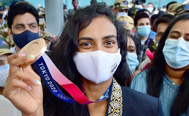 Tokyo Olympics Grand Welcome For PV Sindhu Delhi Airport After Won Bronze - Sakshi