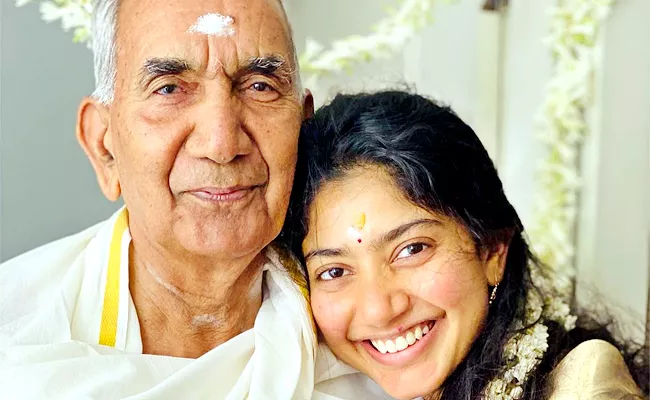 Viral: The Internet Loves Sai Pallavi Pictures With Her Grandparents - Sakshi