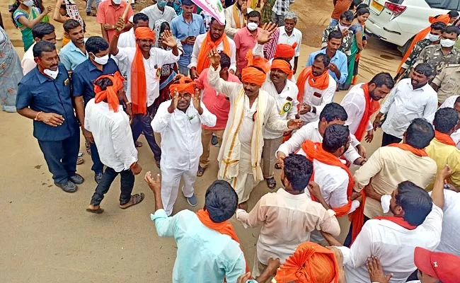 MP Ramulu And MLA Guvvala BalaRaju Dance In Theej Festival - Sakshi