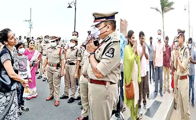 CP Anjani Kumar Talks With Visitors On Tank Bund On Sunday - Sakshi