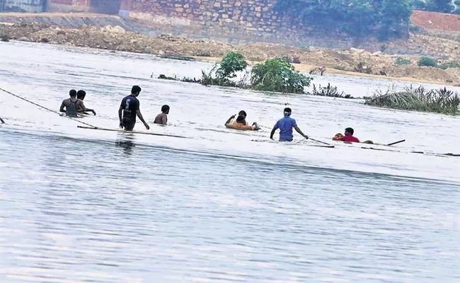 Penna Coffer Dam Six people trapped in the water Rescued police and firefighters - Sakshi