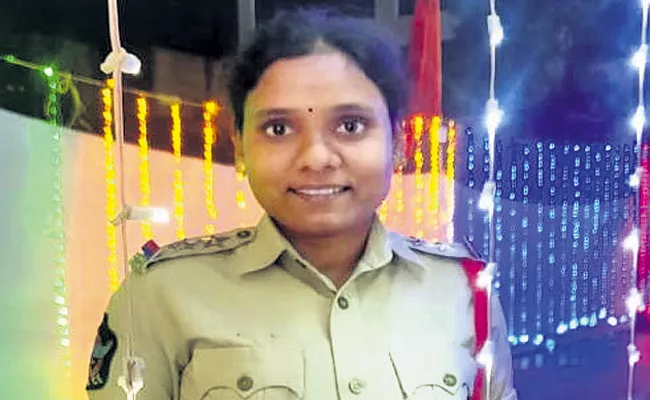 Female SI suicide at Vizianagaram - Sakshi