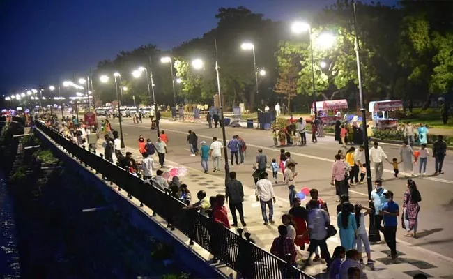 Hyderabadis Enjoy Sunday On Traffic Free Tank Bund - Sakshi