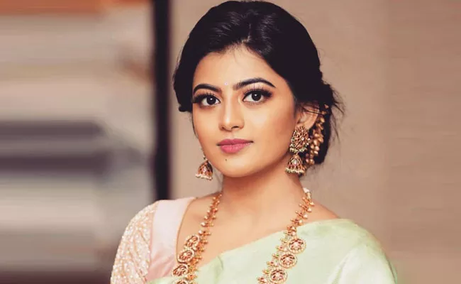 Heroine Kayal Anandhi To Be Mother Soon - Sakshi