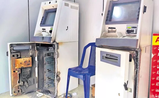 Massive theft at State Bank ATM center In Kurnool Dhone - Sakshi