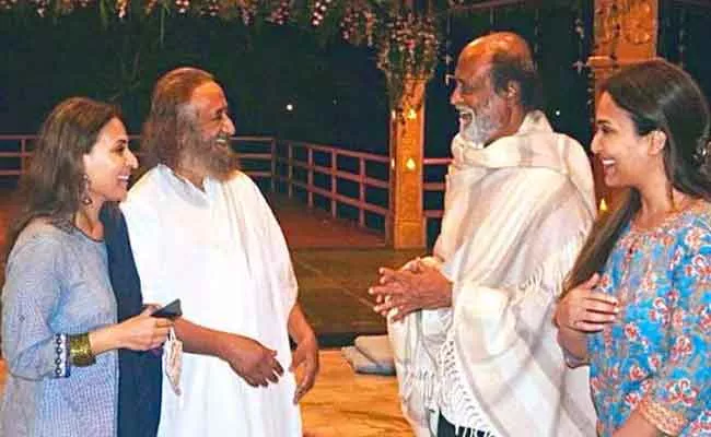 Super Star Rajinikanth Meets Pandit Ravi Shankar Photos Goes Viral - Sakshi