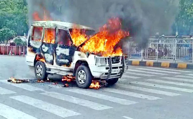 Hyderabad: Moving Vehicle Catches Fire In Khairatabad Junction - Sakshi