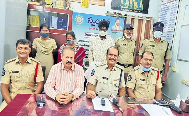 Mother along with her friend kidnapped her daughter - Sakshi