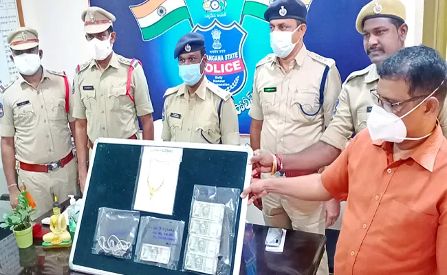 Ex Army Jawan Steals Gold In Warangal - Sakshi