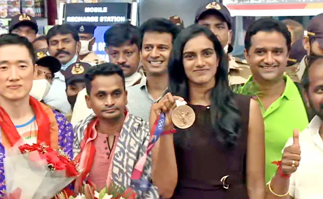 Pv Sindhu Gets Grand welcome In Shamshabad Airport After Tokyo Olympics - Sakshi