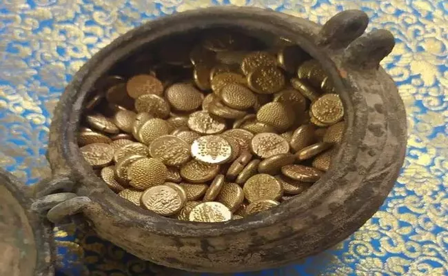 Gold Treasure Found in Gadwal - Sakshi