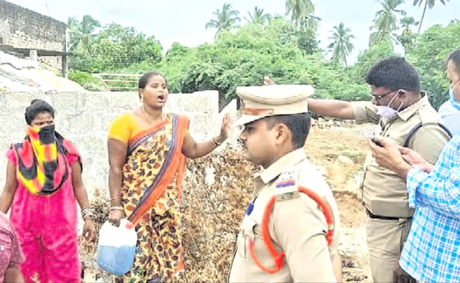 Srikakulam: Women Trying To Ends Life For Land Issue In Tekkali - Sakshi