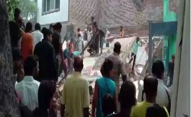 Building Collapses Few People Are Suspected To Be Trapped Under Debris In Delhi - Sakshi